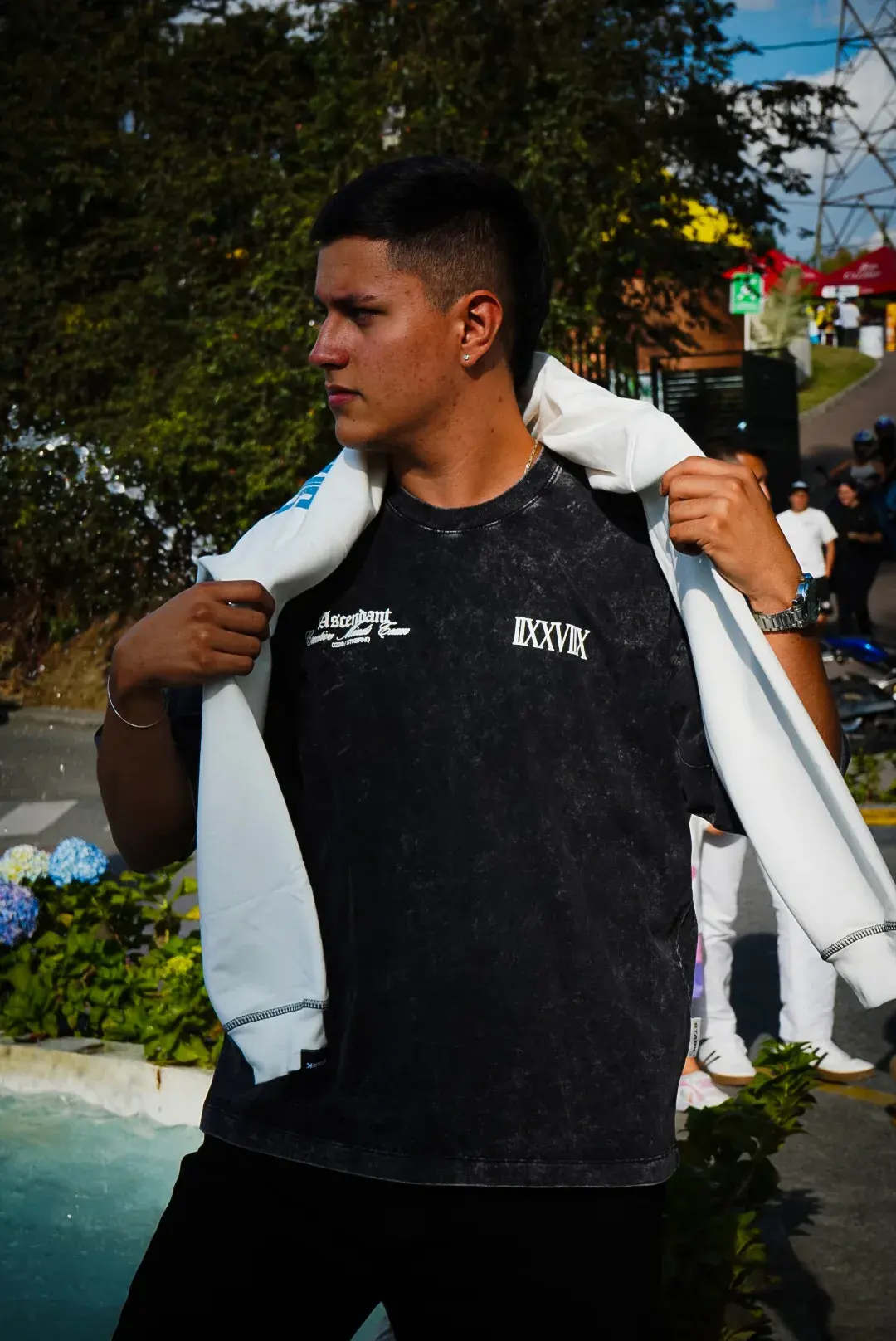 Modelo con la Camisa Ascendant Boxyfit y un buso al hombro