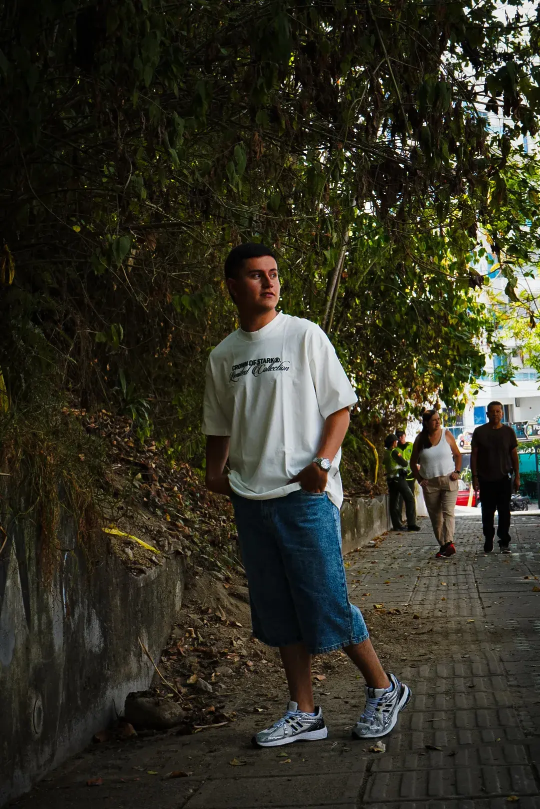 Modelo con la Camisa Crown Oversize y la Bermuda Jort, de cuerpo completo